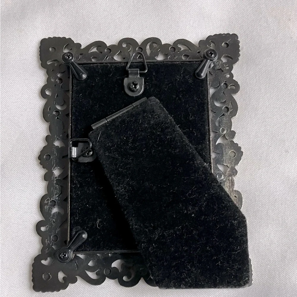 HEIRLOOM Scroll and Mini Faux Gem Detail Photo Frame